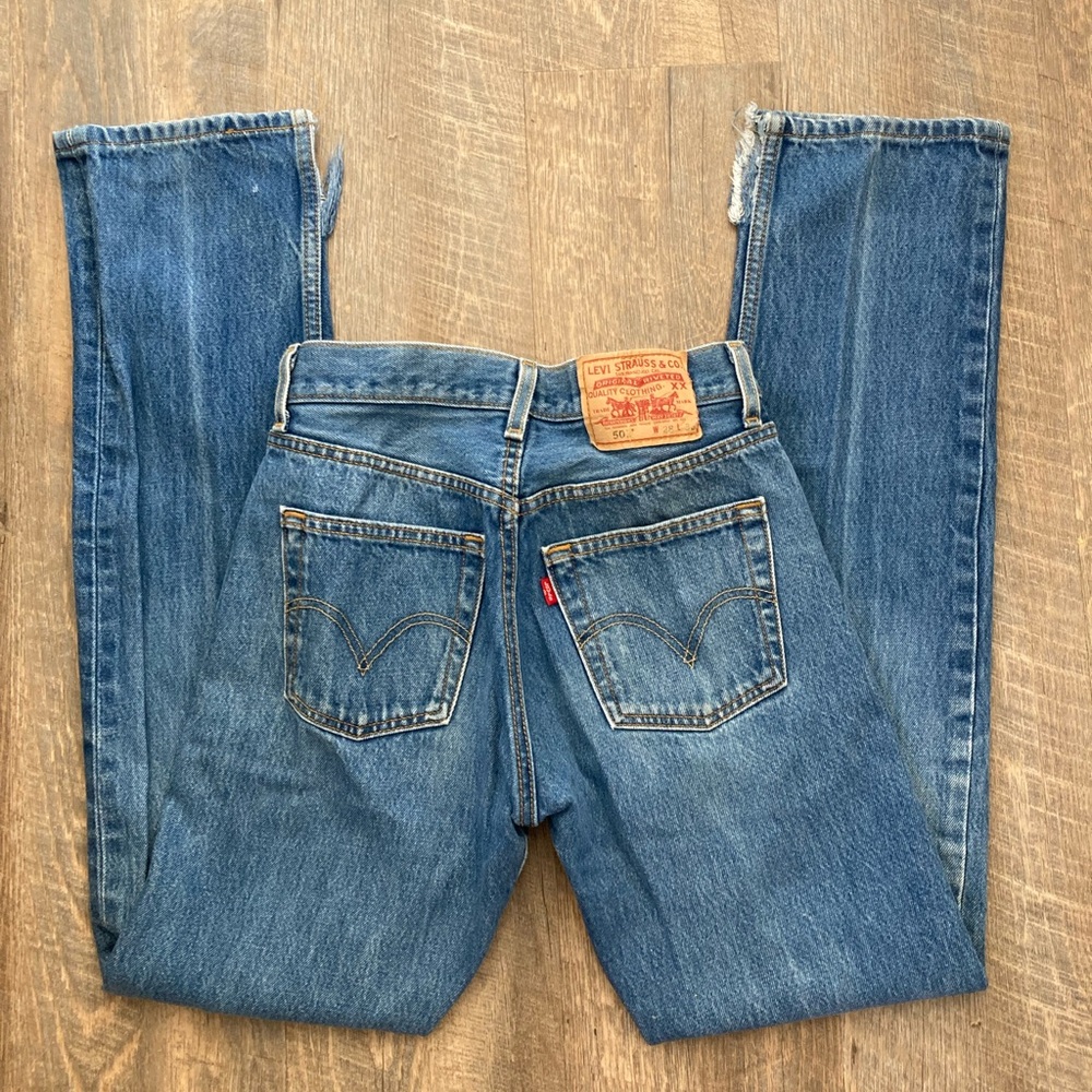 Vintage Levi's Women's High Rise Jeans - Classic Blue - Picture 4 of 15